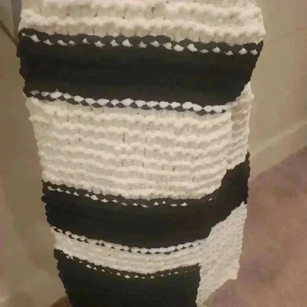 Handmade Chunky Yarn Knit Scarf Oversize Womens BLK/WHT Warm Cozy Fall Winter.